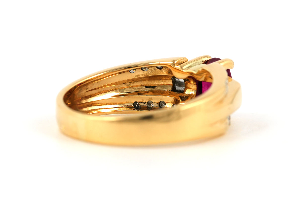 Bague en or jaune, rubis et diamants