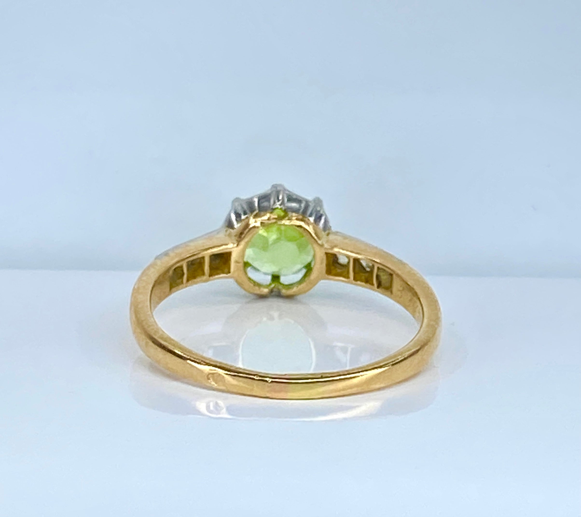 Ring in gold, peridot and diamonds circa 1900