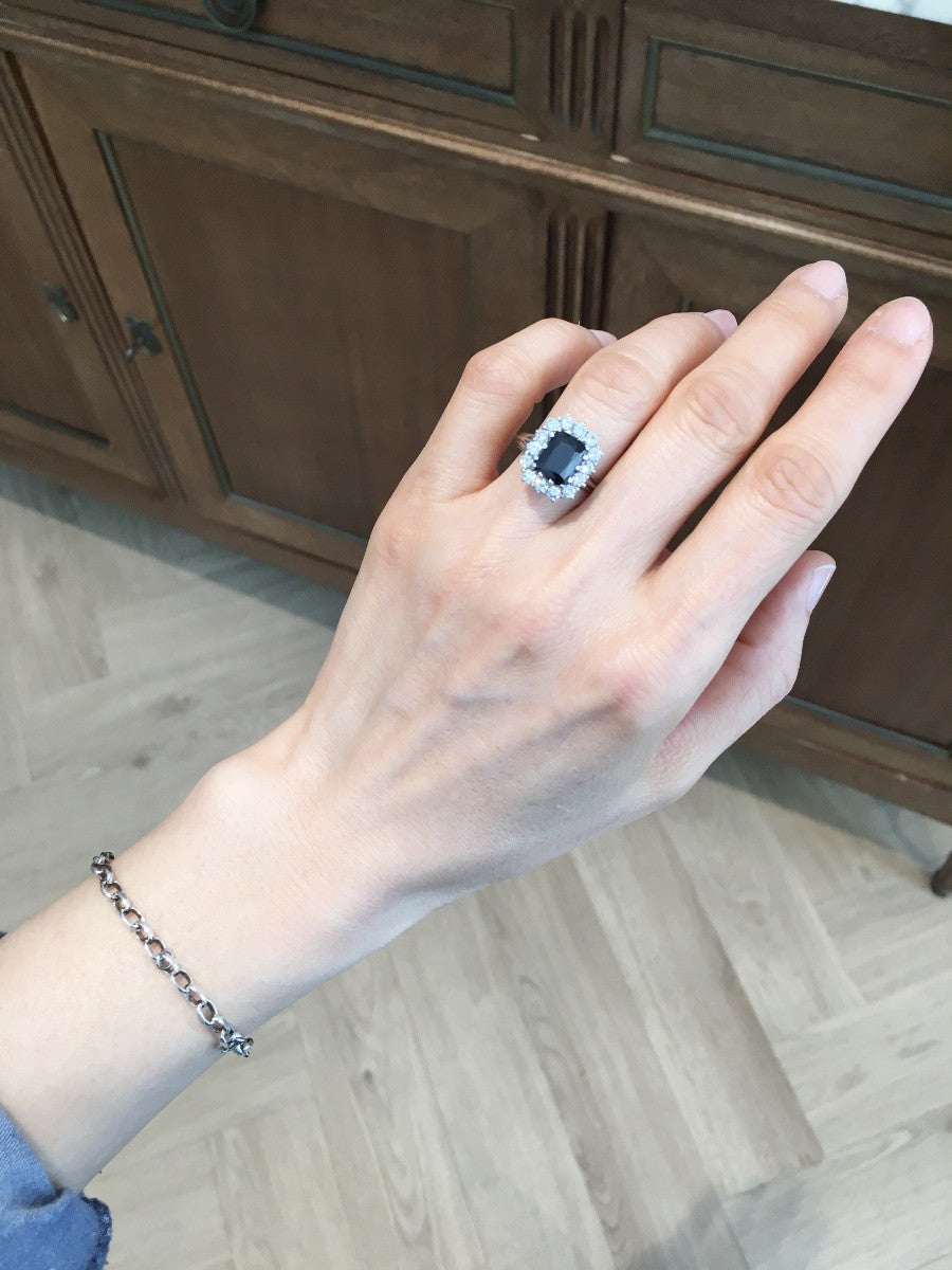 Entourage Ring in white gold, Sapphire, and Diamonds
