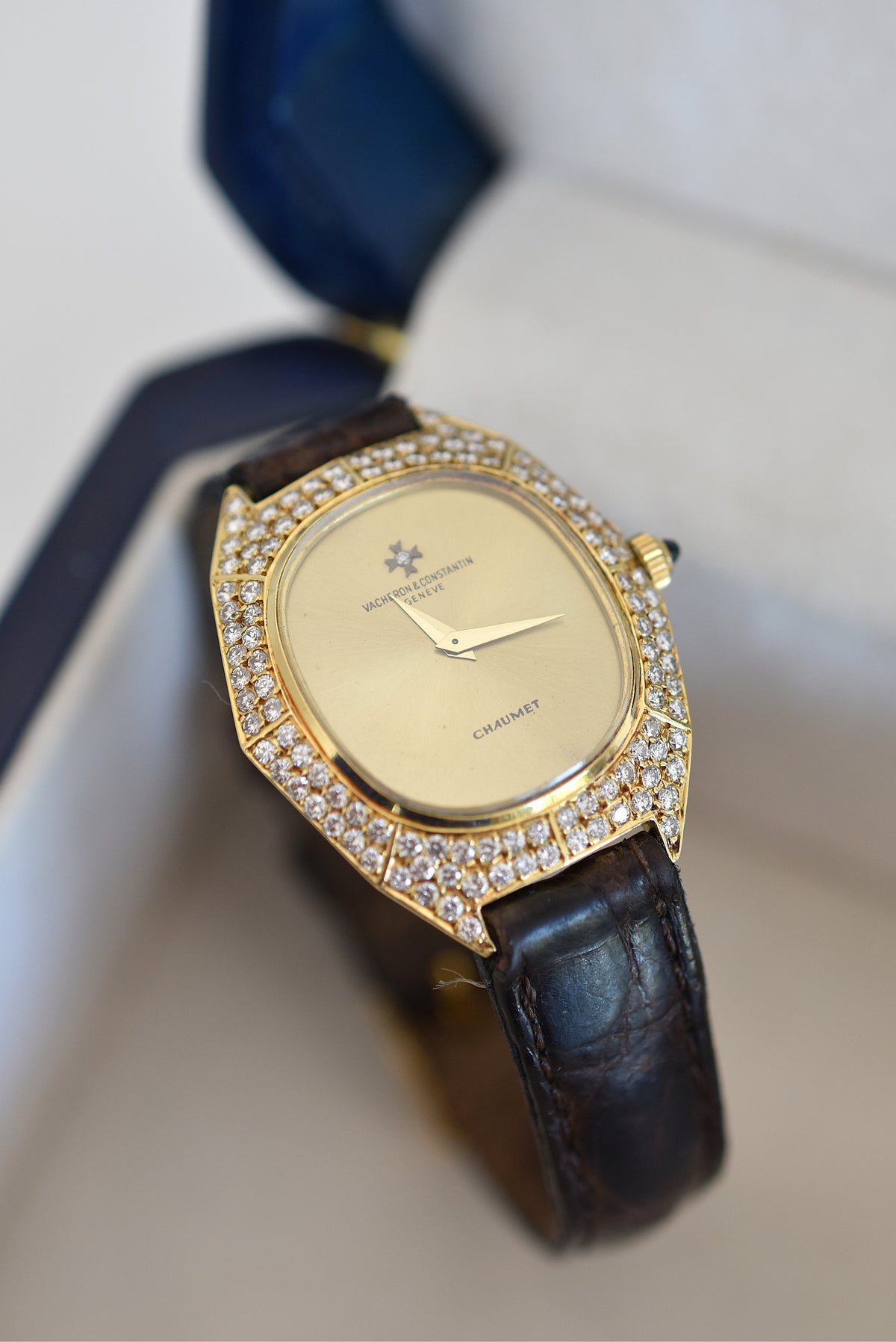 Montre VACHERON CONSTANTIN POUR CHAUMET en or jaune, cuir et diamants