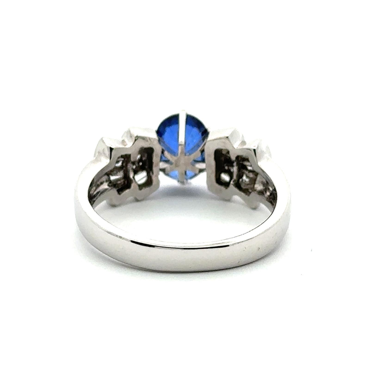 Bague en or blanc, saphir, et diamants