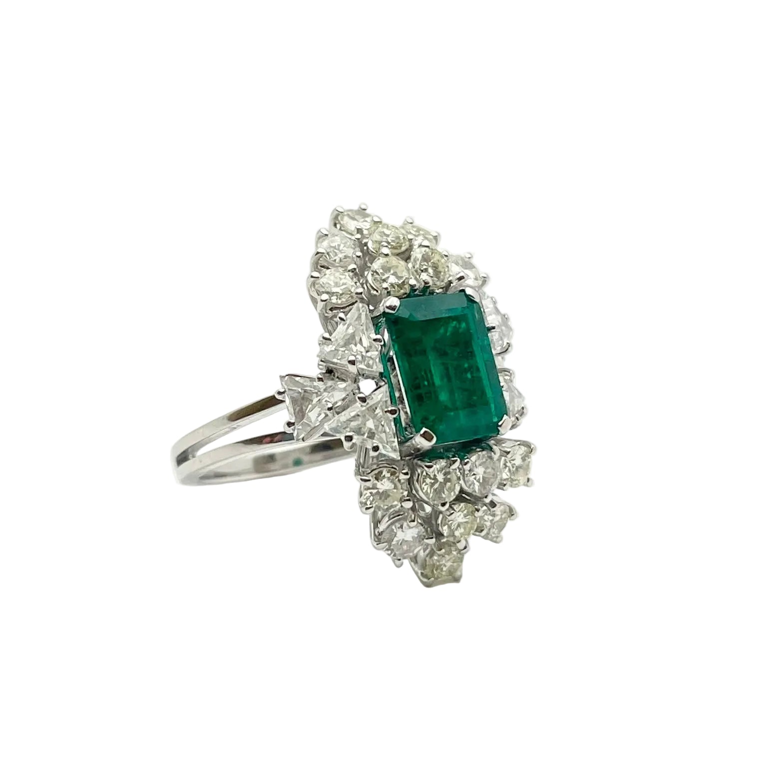 Entourage Ring in white gold, Emerald, and Diamonds