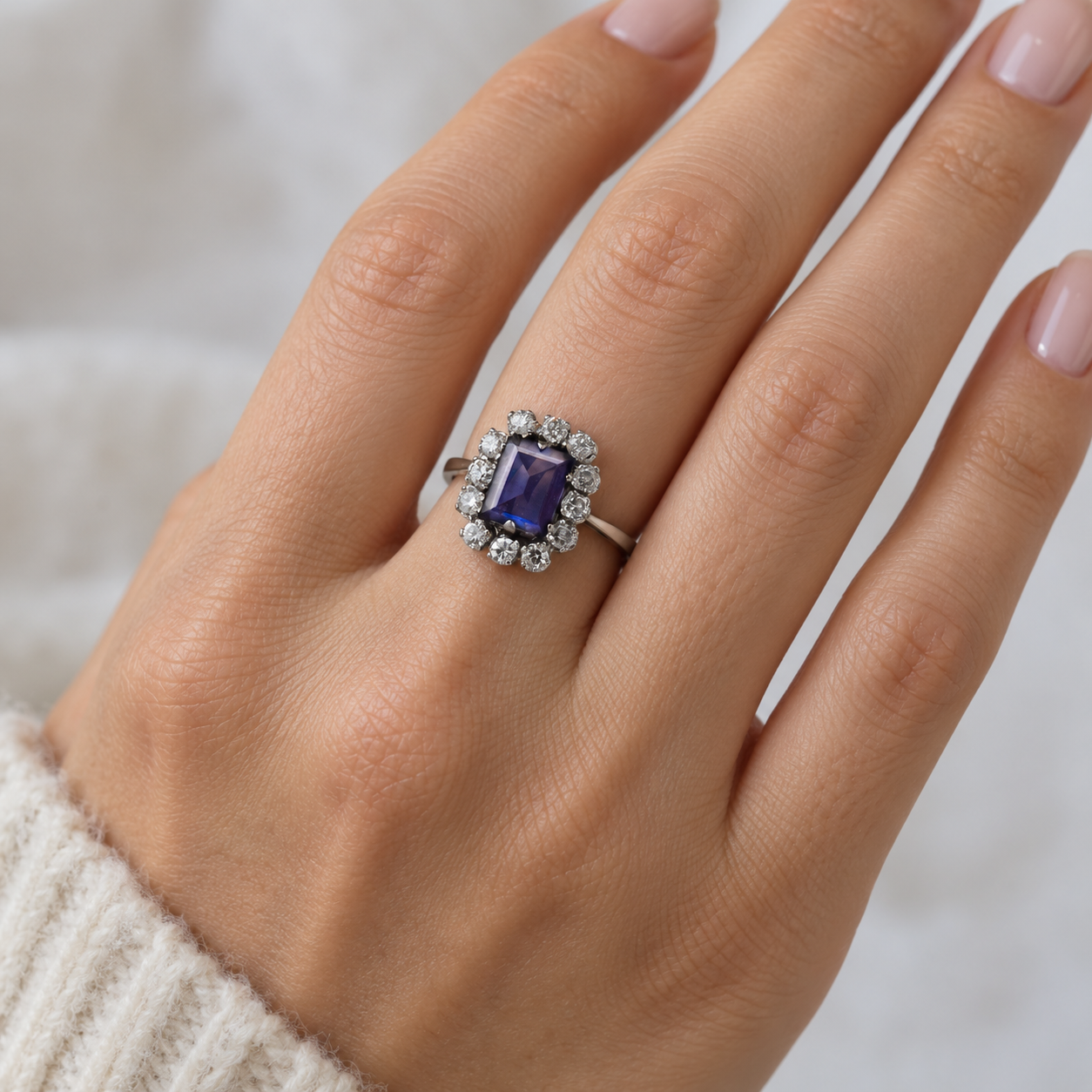 Entourage Ring in white gold, sapphire, and diamonds