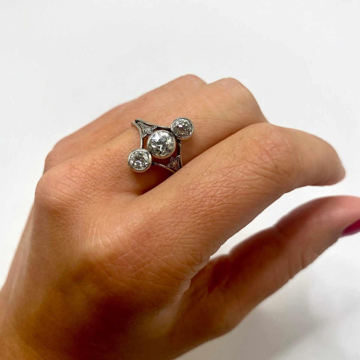 ART DECO Ring in Platinum with a Trio of Diamonds (Size 55)