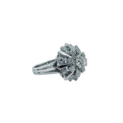 Entourage Ring in white gold, platinum, and diamonds
