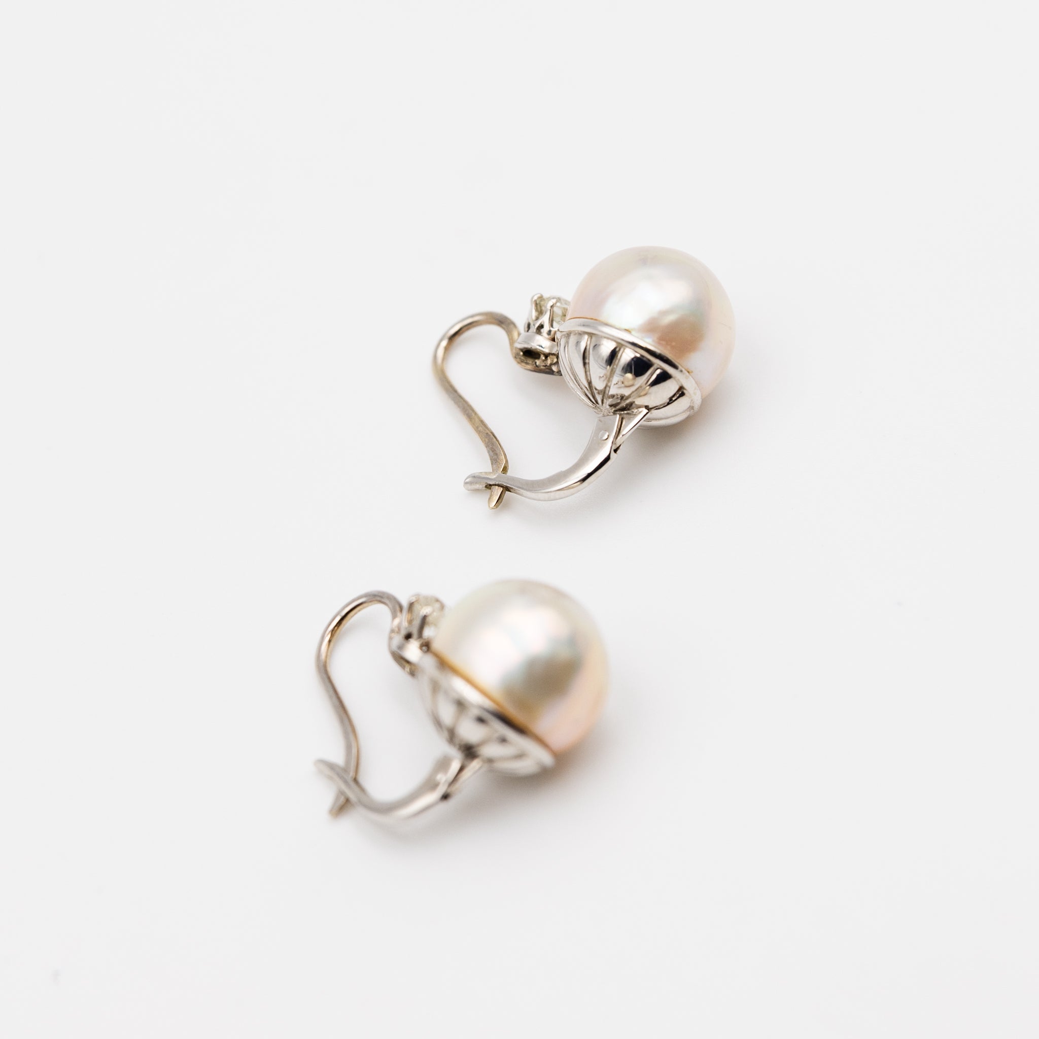 Boucles d'oreilles dormeuses en or blanc perles et diamants