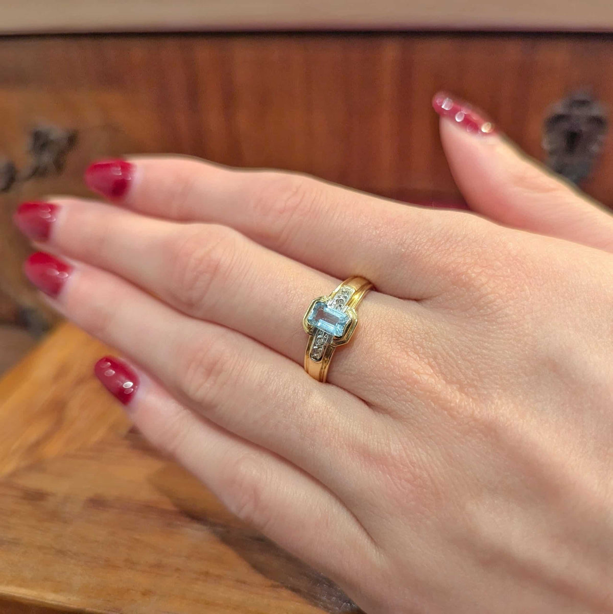 Yellow gold ring with aquamarine and diamonds
