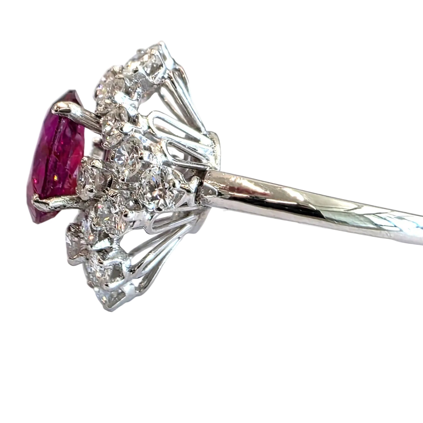 Bague Entourage en or blanc, rubis et diamants