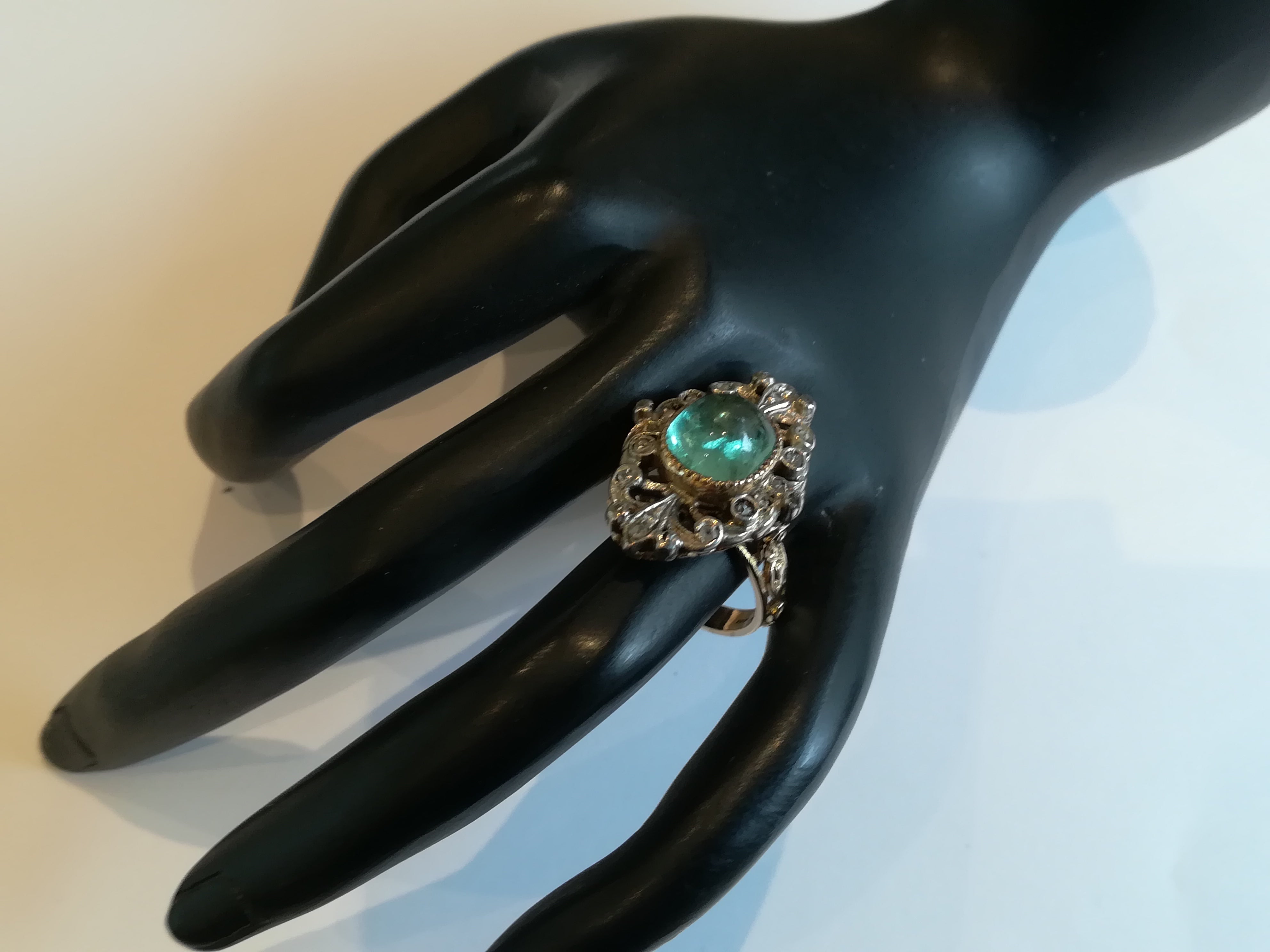 Ring marquise in gold and agency set with an emerald