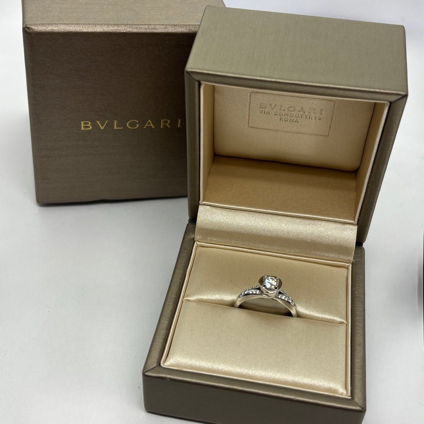 BULGARI "Incontro D'Amore" Solitaire Ring in platinum and diamonds