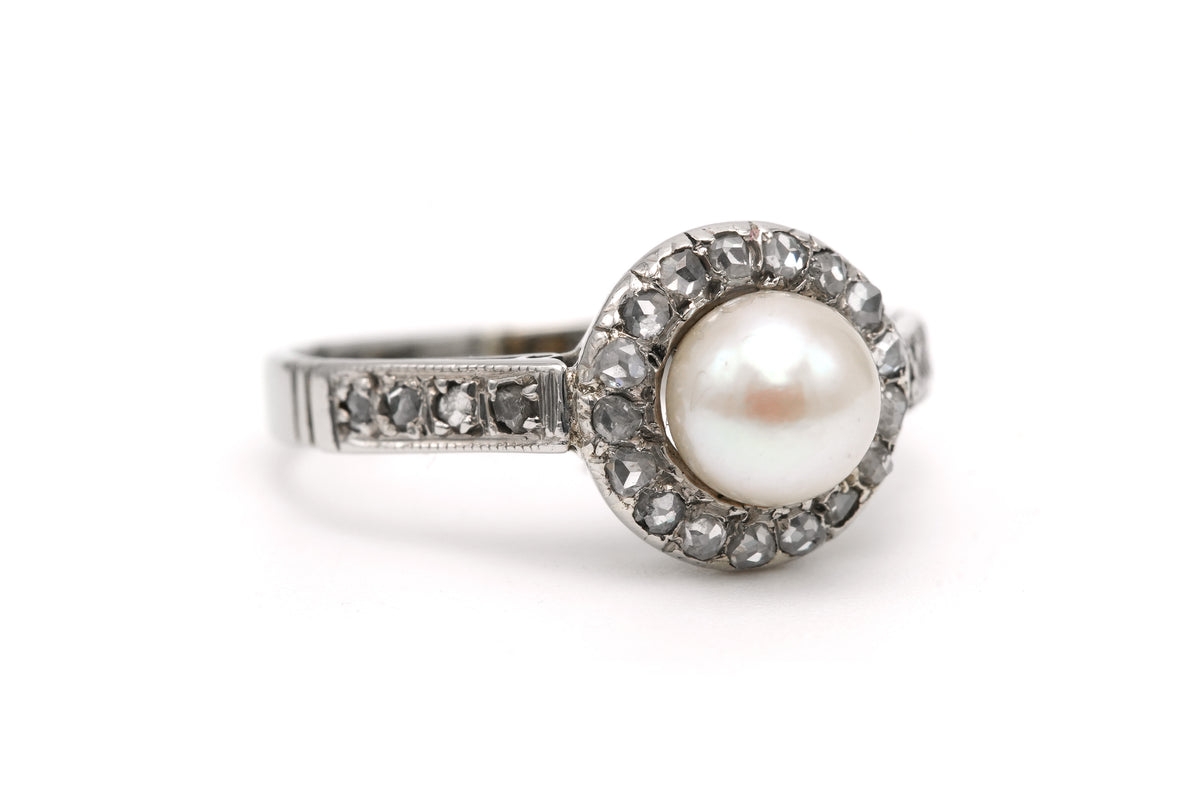 Entourage Ring in white gold, pearl, and diamonds