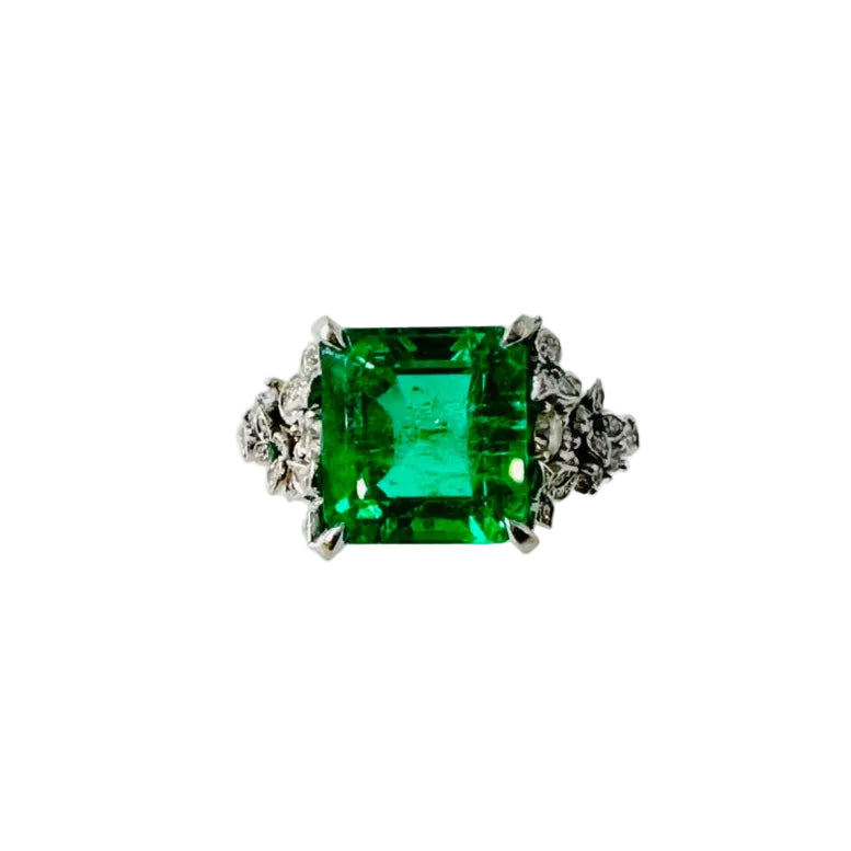 White Gold Solitaire Ring with Emerald and Diamonds