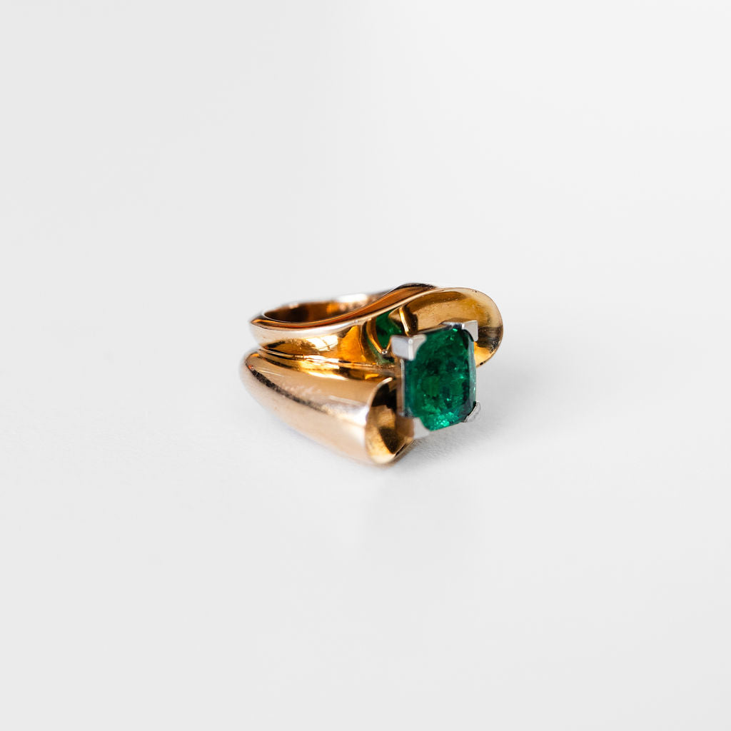 Ring in yellow gold and emerald