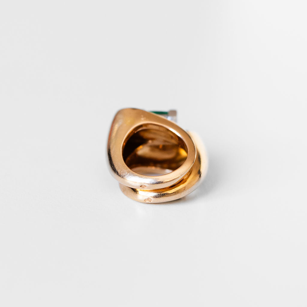 Ring in yellow gold and emerald