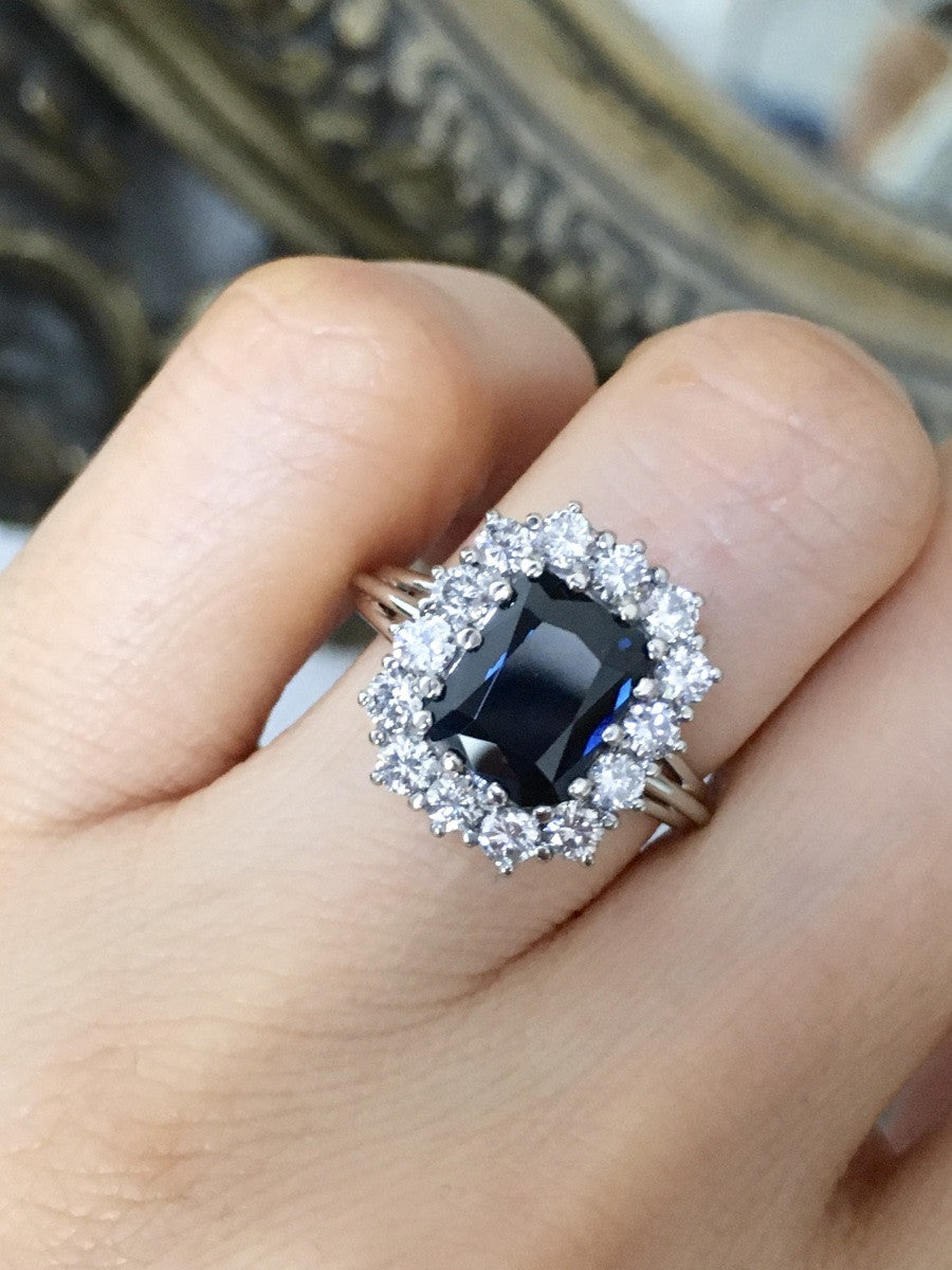 Entourage Ring in white gold, Sapphire, and Diamonds