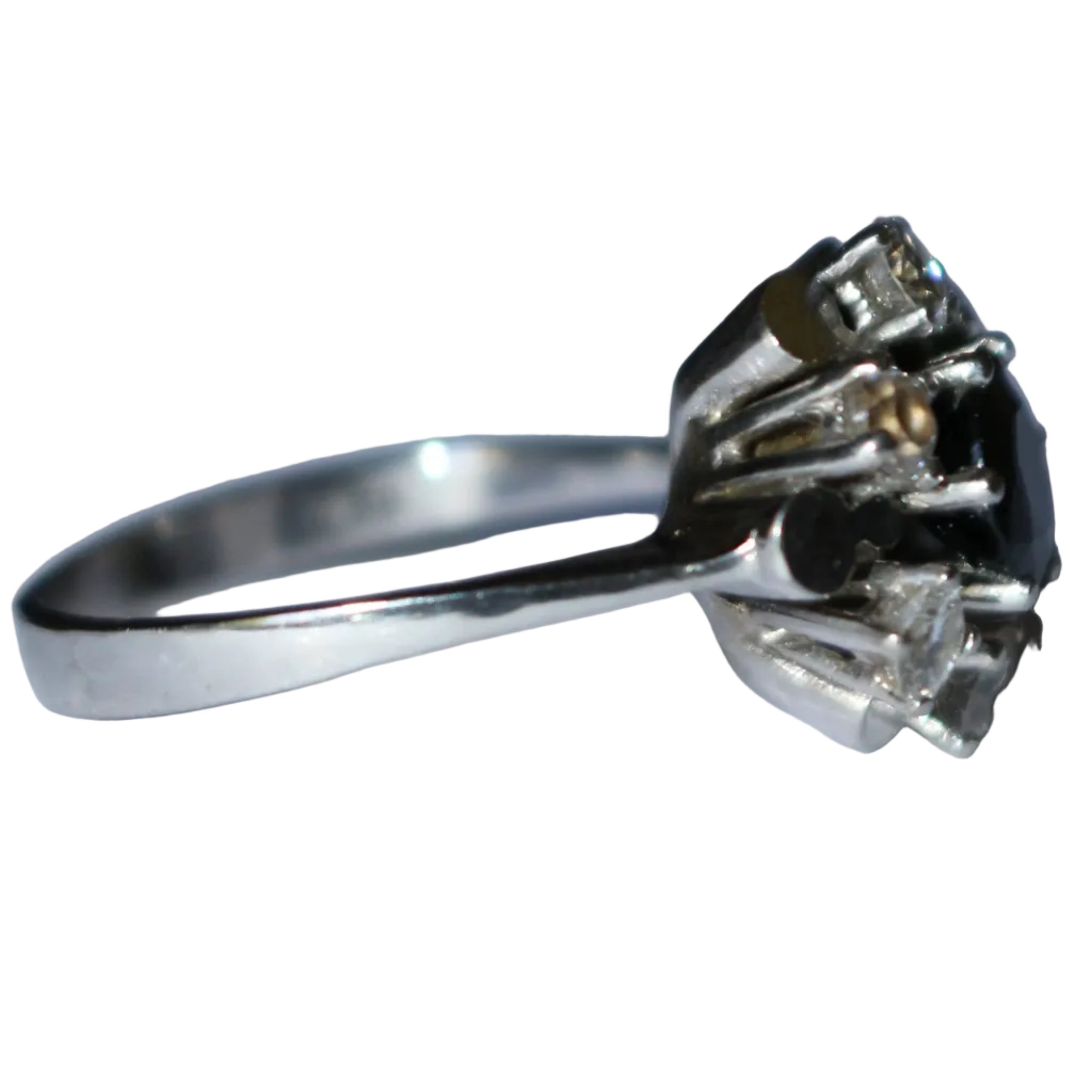 Bague Marguerite en or blanc, saphir, et diamants