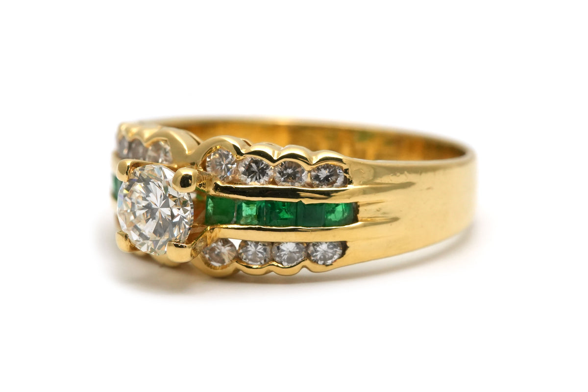 Bague Bandeau en or jaune, émeraudes et diamants