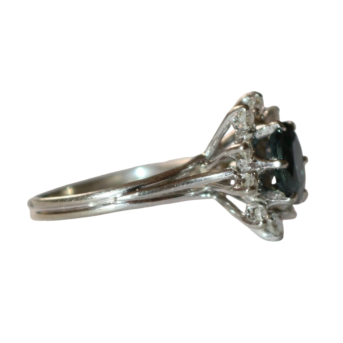 Marguerite Ring in White Gold, Sapphire, and Diamonds