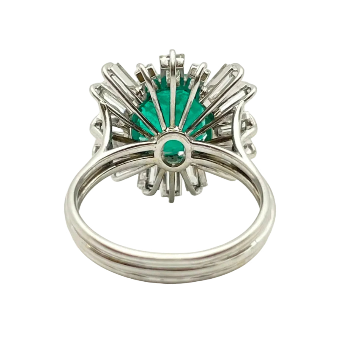Bague Marguerite en or blanc, émeraude et diamants