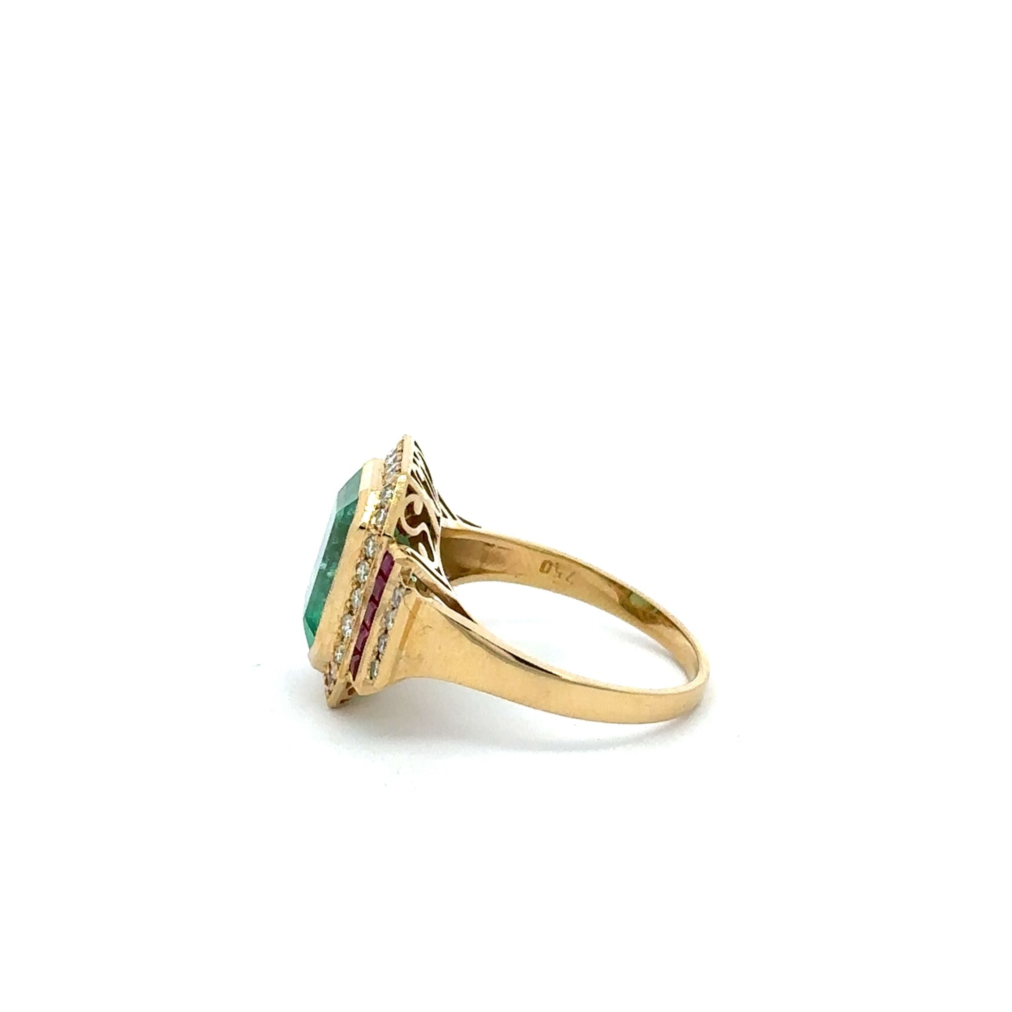 Bague Entourage en or jaune, émeraude, rubis et diamants