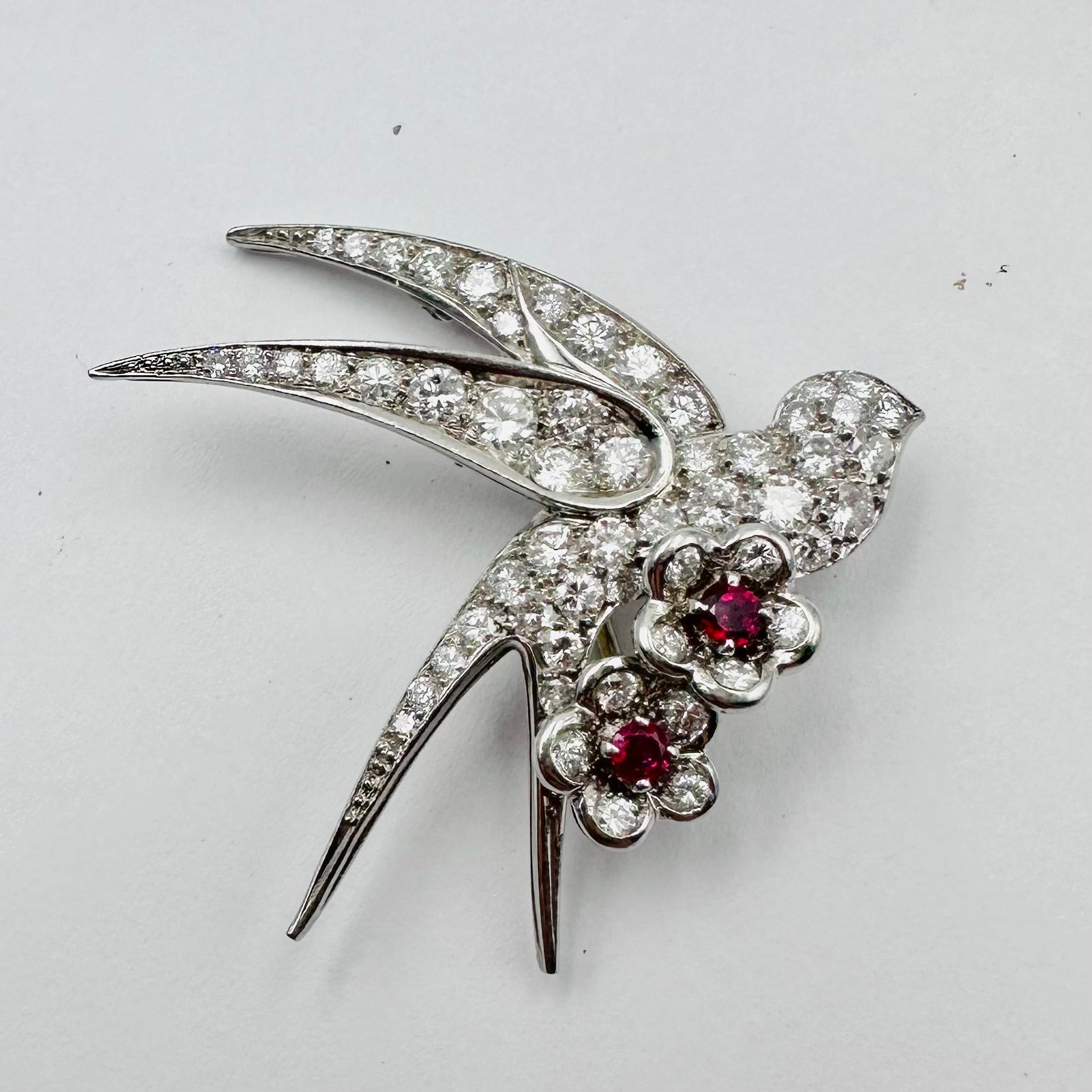 Brooch "Bird on two flowers" in white gold and Platinum