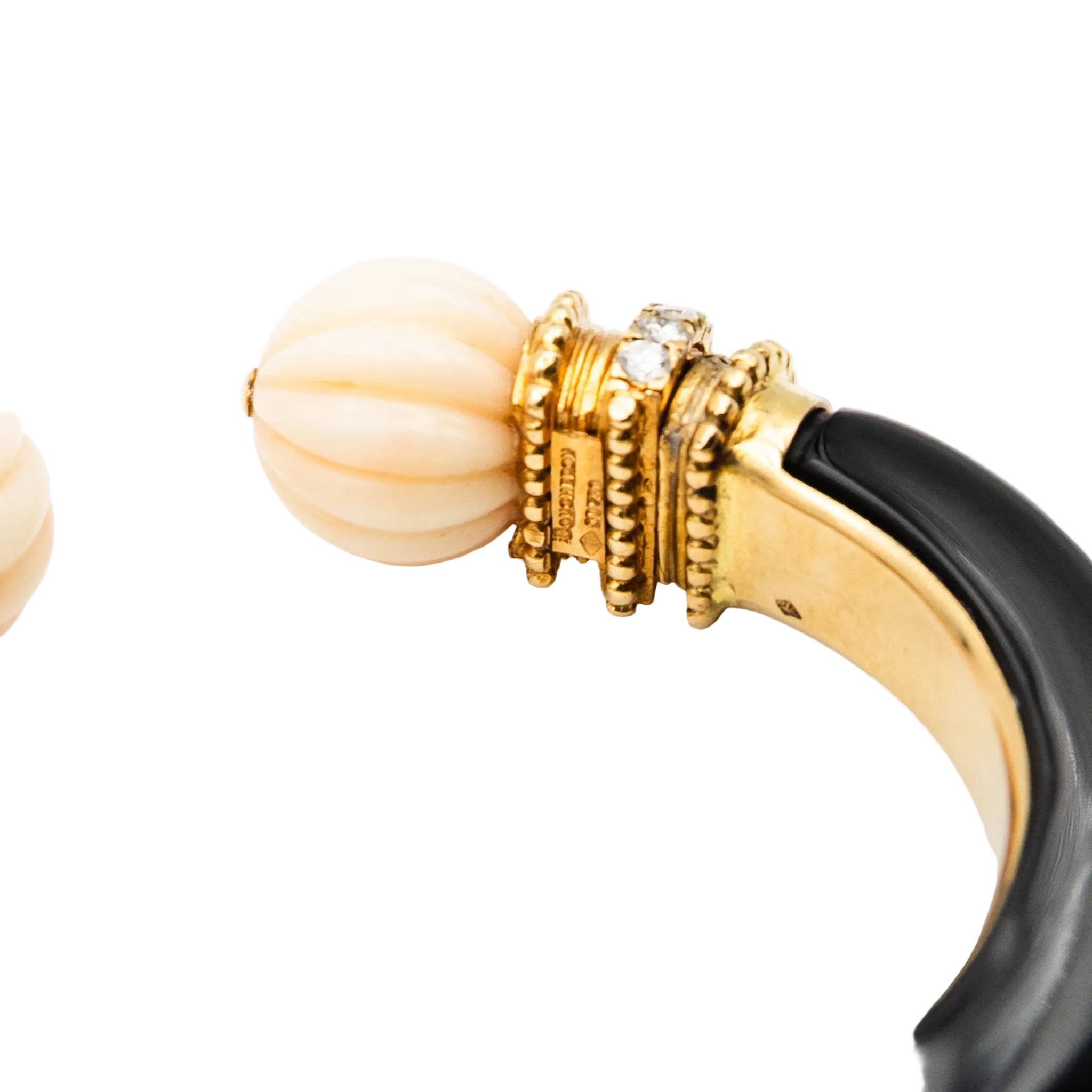 Bracelet Jonc BOUCHERON en or jaune, corail, onyx et diamants