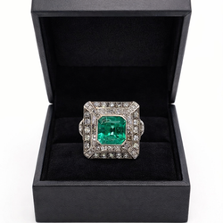Cocktail ring in white gold, emerald and diamonds