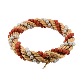 Set of jewelry in yellow gold, coral, and pearls