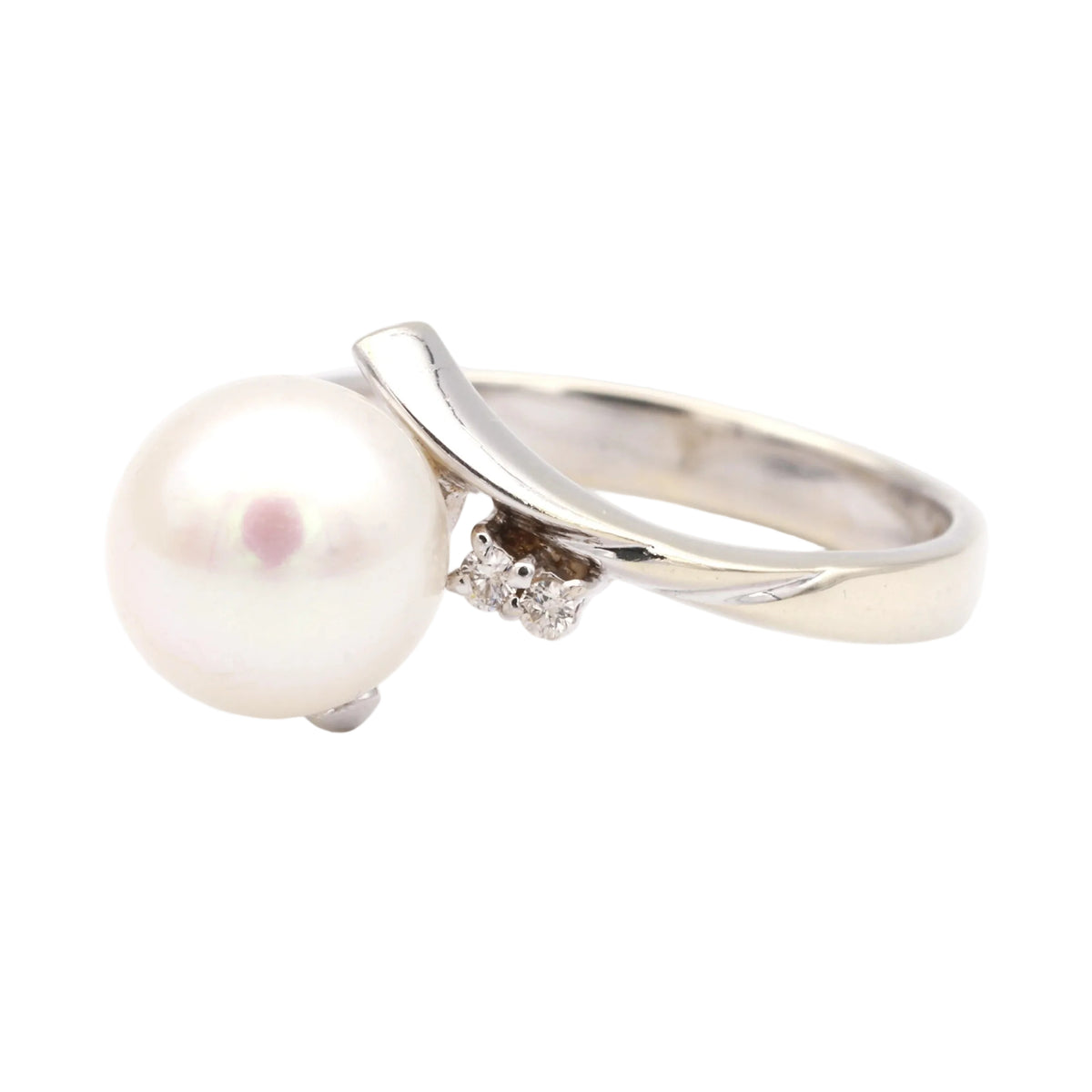 White Gold Solitaire Ring with a Pearl and Diamonds