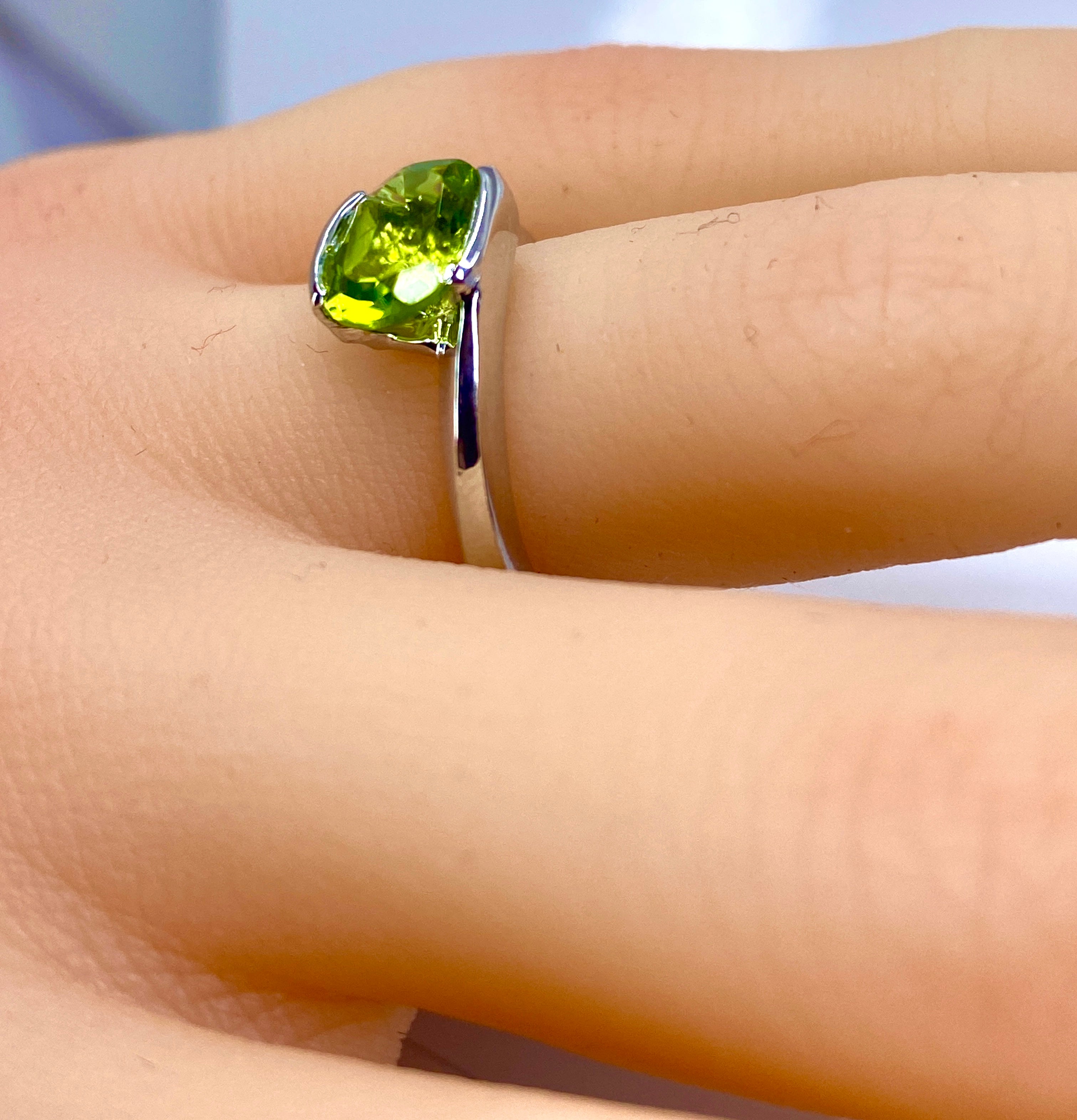 Ring in white gold and peridot