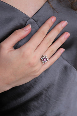 Bague Pompadour en or blanc, rubis, et diamants