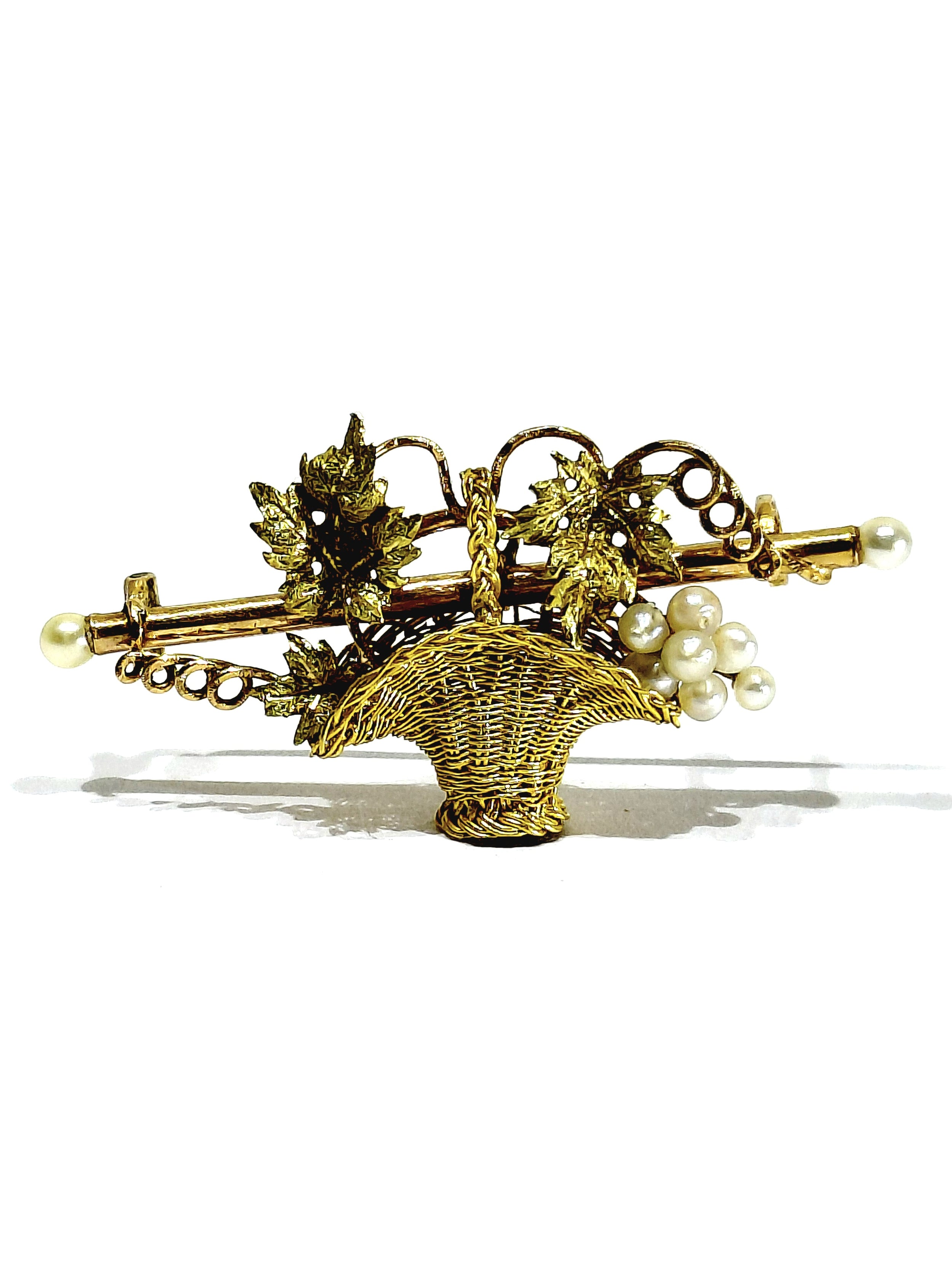 Brooch made of yellow gold, rose gold, and pearls