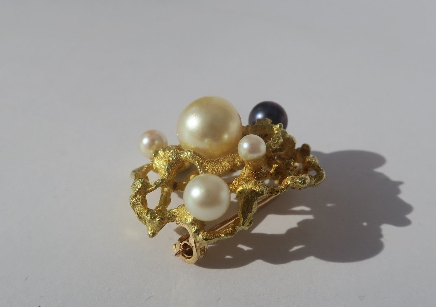 Broche Épingle en or jaune et perles