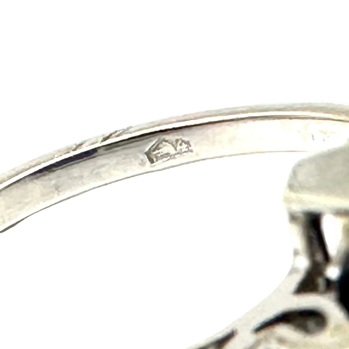 Cocktail Ring in White gold, Sapphire and Diamonds