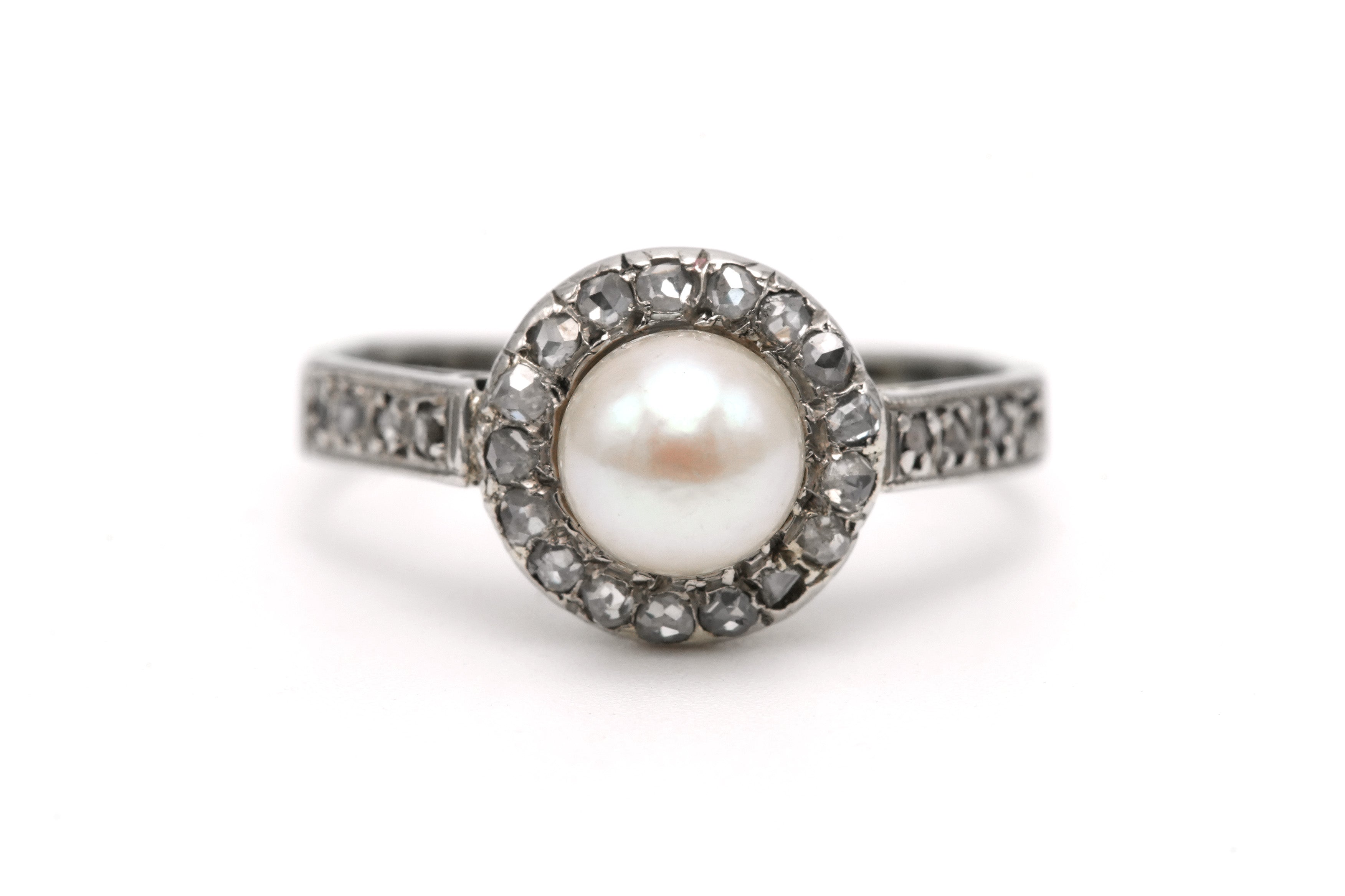 Bague Entourage en or blanc, perle et diamants