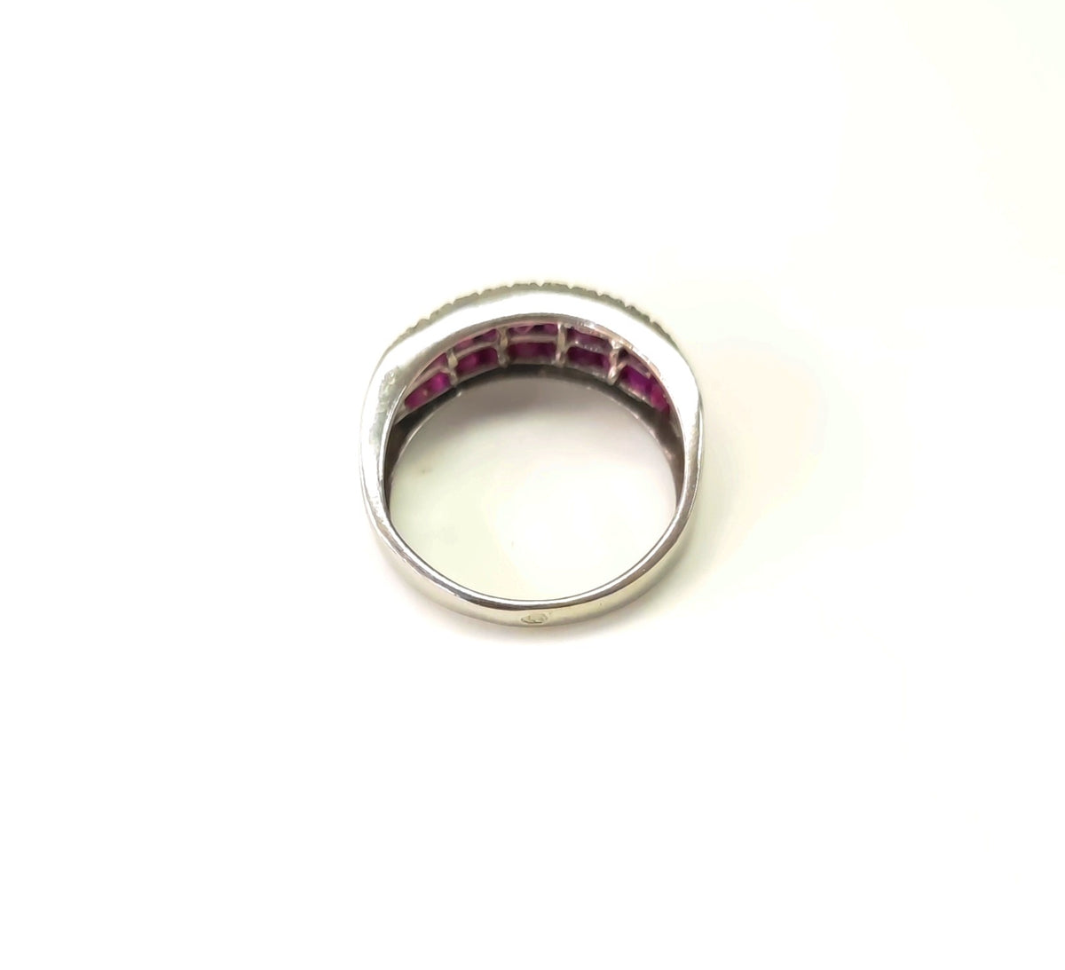 Bague Bandeau en or blanc, rubis et diamants