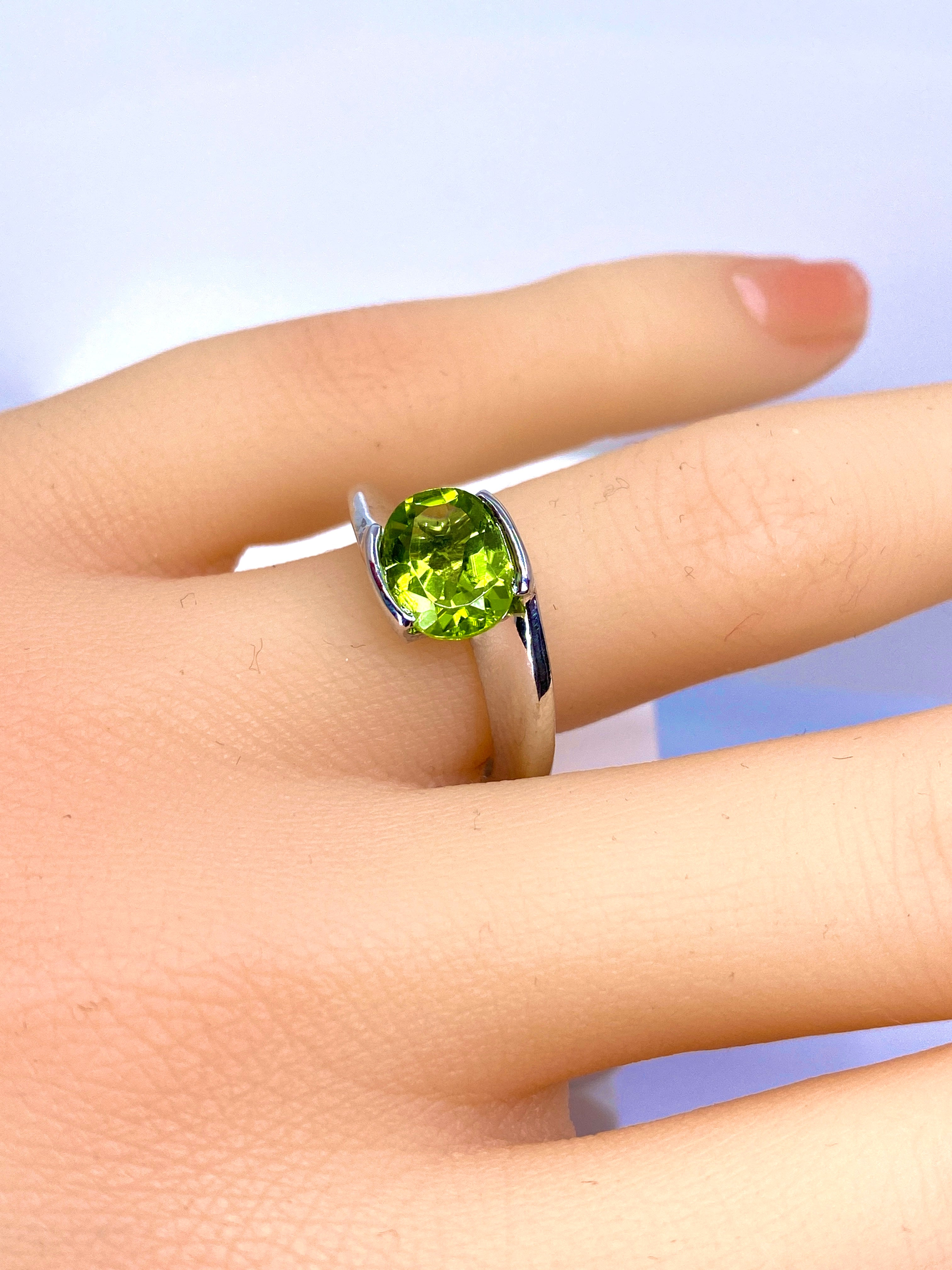 Ring in white gold and peridot