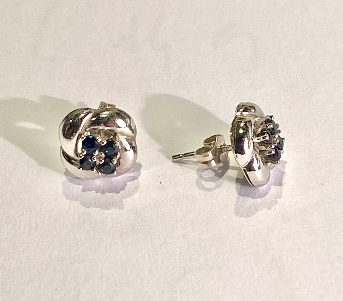 Boucles d'oreilles Puces en or blanc et saphirs