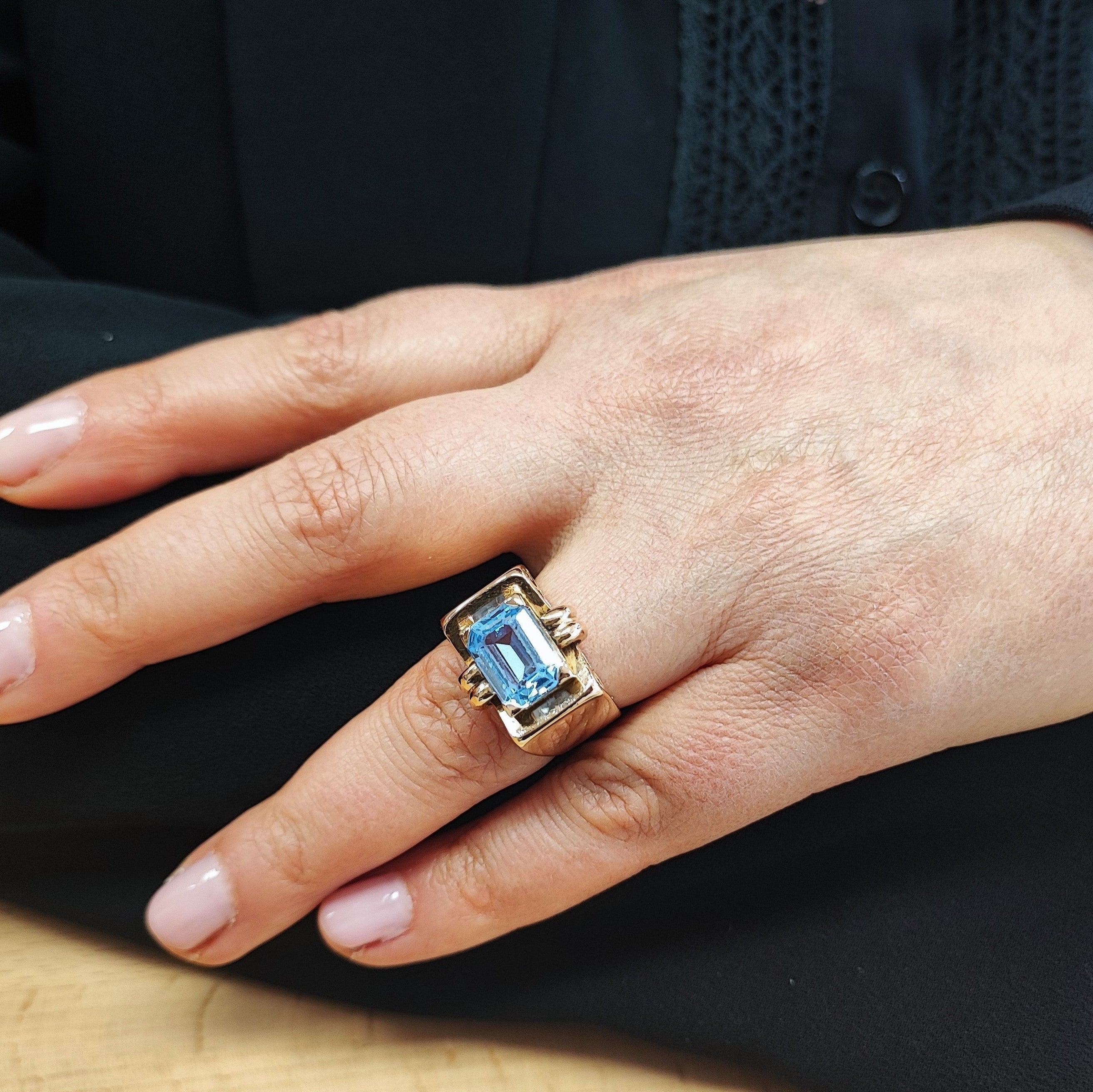 Ring Gold and aquamarine tank