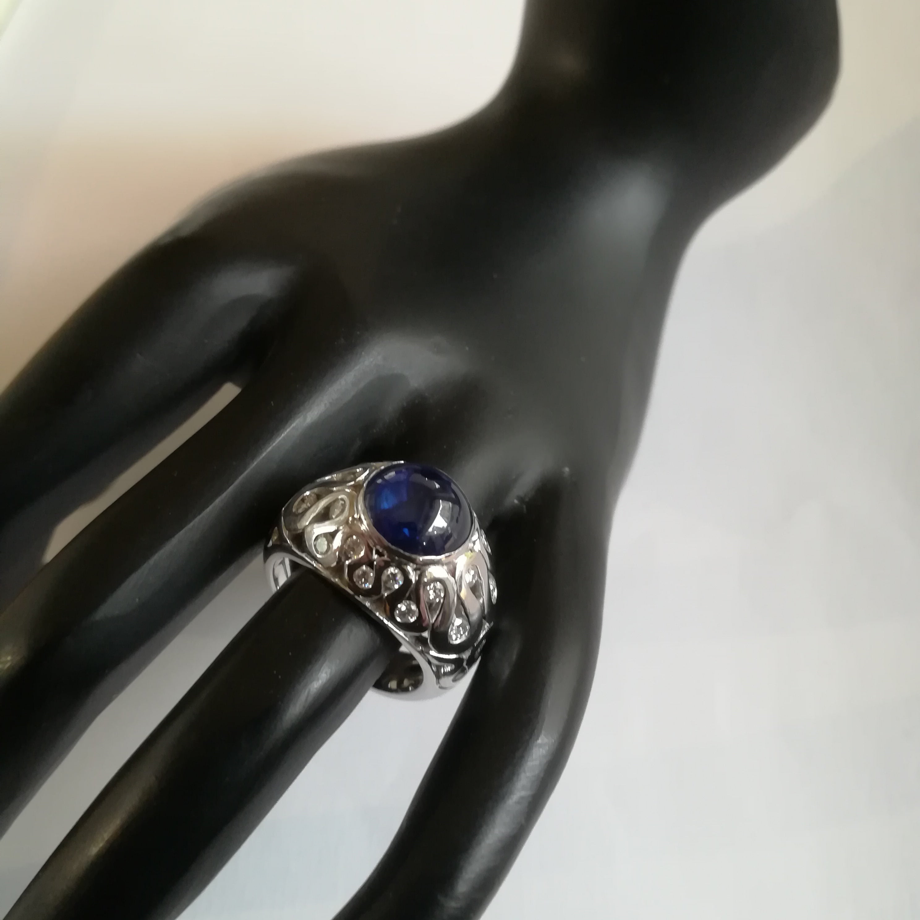 Ring Dome in white gold, sapphire, and diamonds