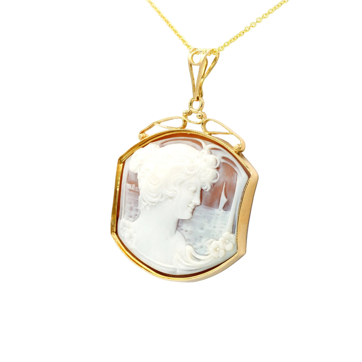 Yellow gold pendant with a cameo