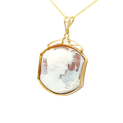 Yellow gold pendant with a cameo