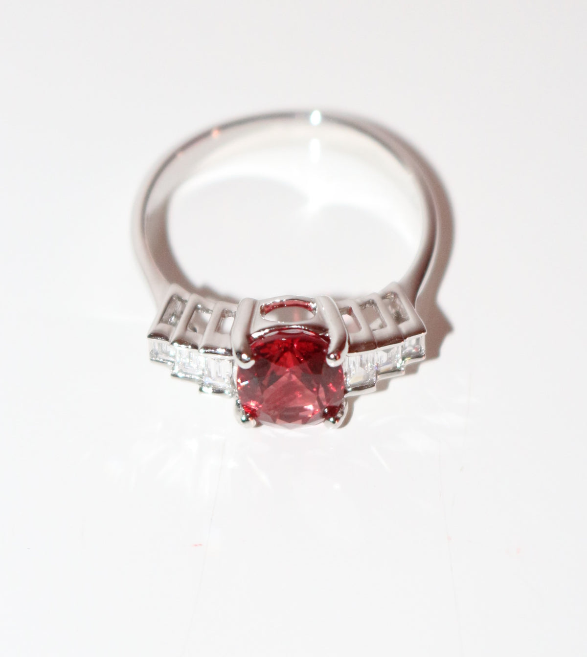Bague en or blanc, spinelle, et diamants