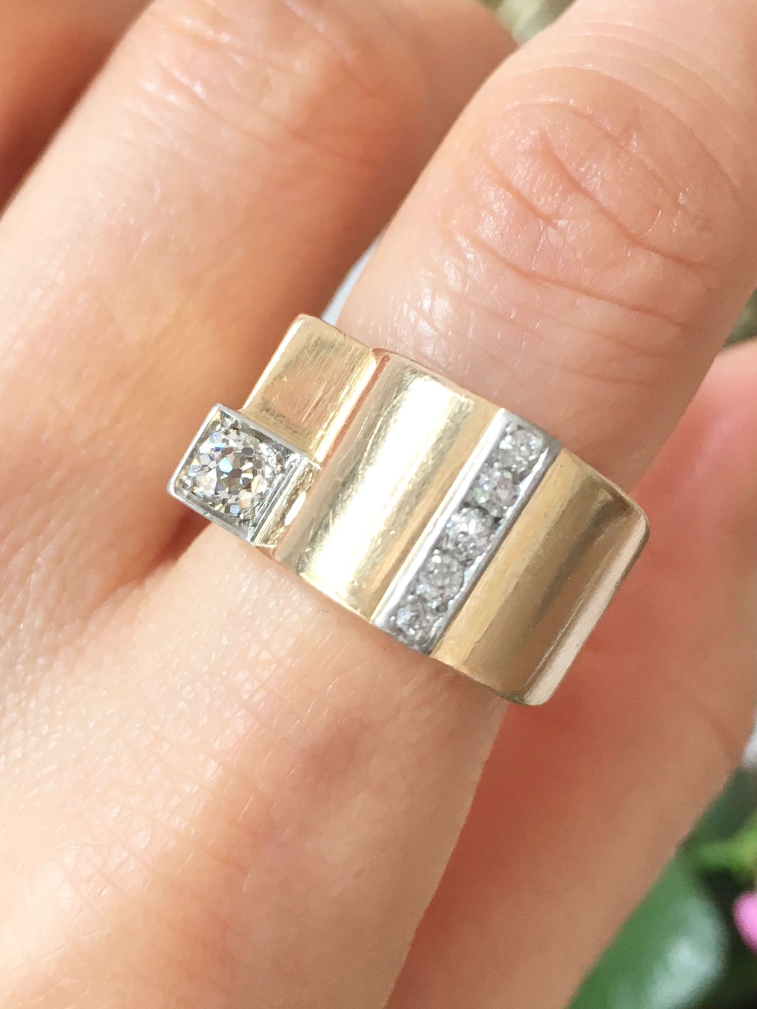 18-carat yellow gold tank ring with diamonds