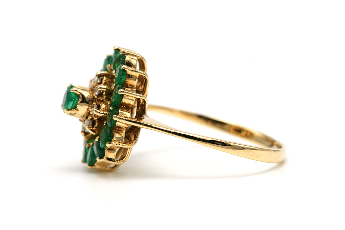 Bague Marguerite en or jaune, émeraudes et diamants