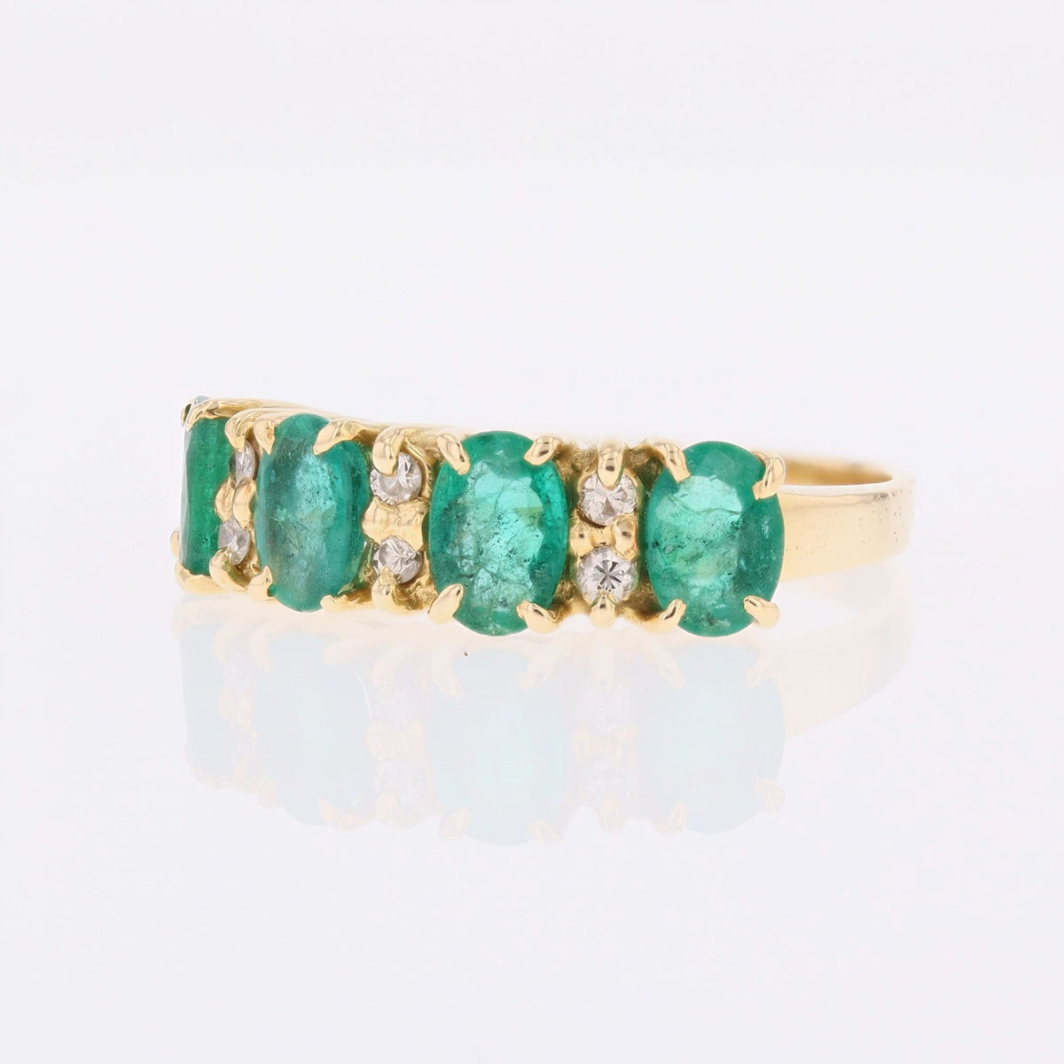 Bague Jarretière en or jaune, émeraudes et diaamnts
