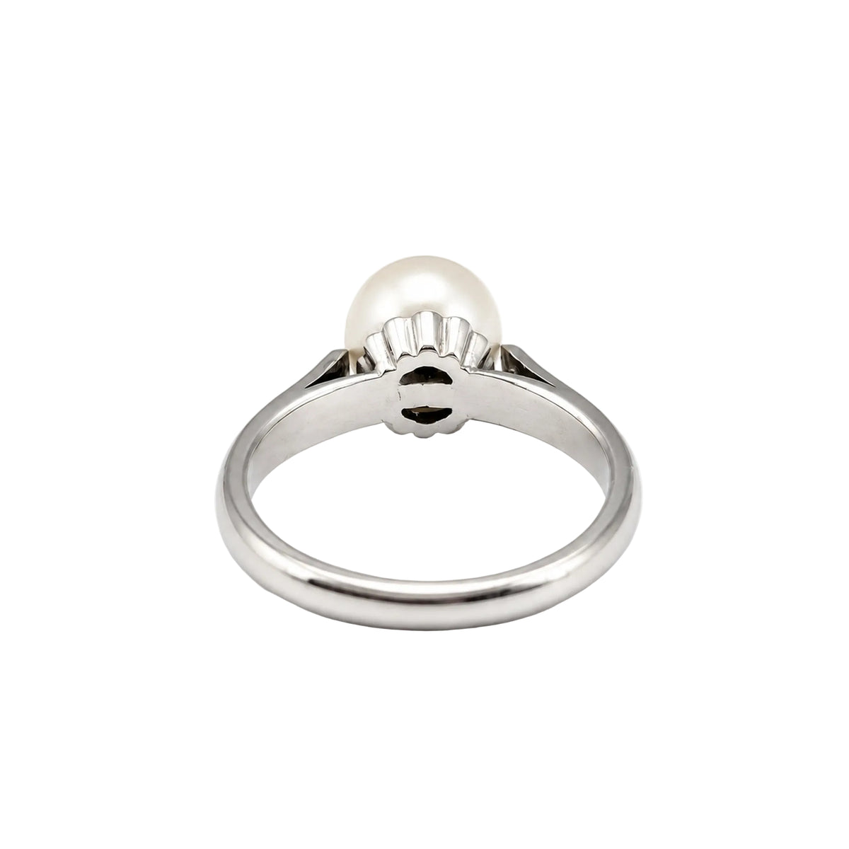 White Gold Solitaire Ring with a Pearl and Diamonds