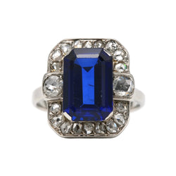 Entourage Ring in white gold, sapphire, and diamonds