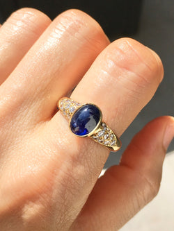 18-carat yellow gold ring with sapphire and diamonds