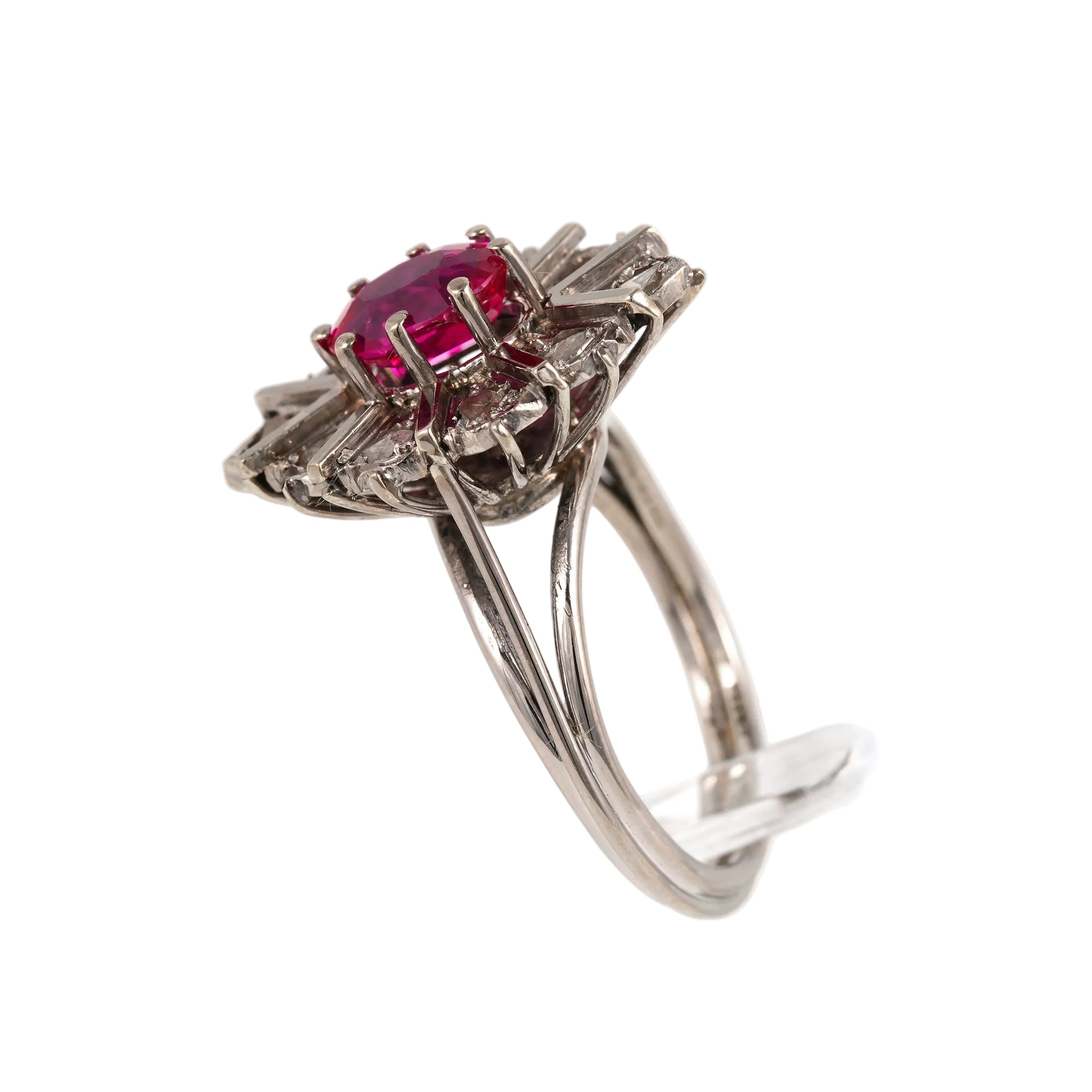 Bague en or blanc, rubis et diamants